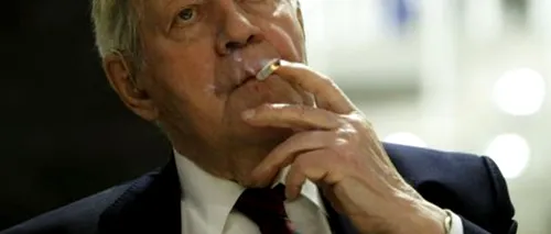 La 94 de ani, fostul cancelar Helmut Schmidt și-a făcut stocuri de țigări mentolate de 7.000 euro