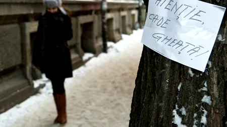 Tânără la spital, după ce i-a căzut în cap o bucată de gheață cu zăpadă desprinsă de pe un acoperiș