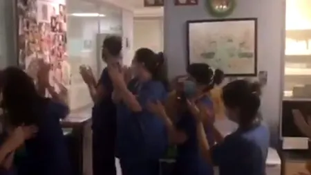 MOMENTE EMOȚIONANTE | Un bebeluș este aplaudat de medici după ce timp de trei săptămâni a respirat doar cu ajutorul ventilatorului - VIDEO