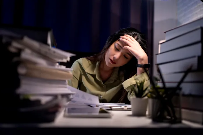 65% dintre angajații din România muncesc 6,2 ore suplimentare pe săptămână, potrivit unui studiu recent. Sursa Foto: Shutterstock 