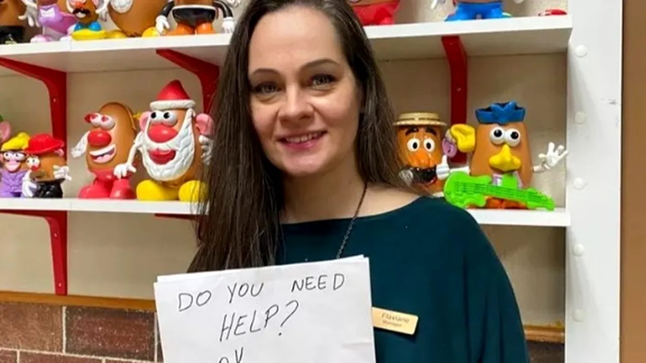 Detalii infiorătoare au ieșit la iveală după ce o chelneriță a salvat un băiat de 11 ani  de abuzul părinților, făcându-i un semn secret