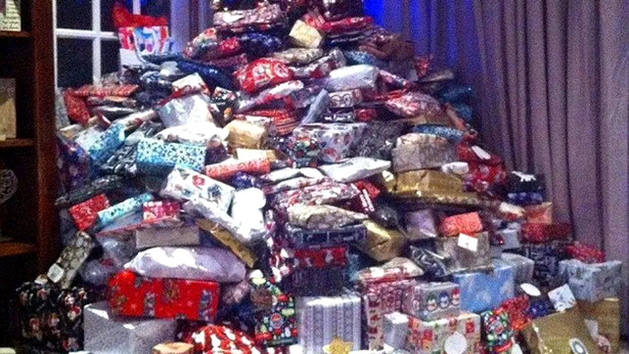 Imaginea care a uimit internetul. Câte cadouri se află sub acest brad: 