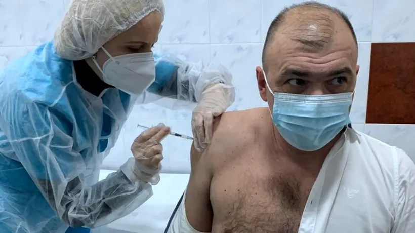 Primarul din Caransebeș, după ce s-a vaccinat anti-COVID-19: „Dacă voi avea un cip implantat, niciun necaz, m-am obişnuit cu supravegherea”