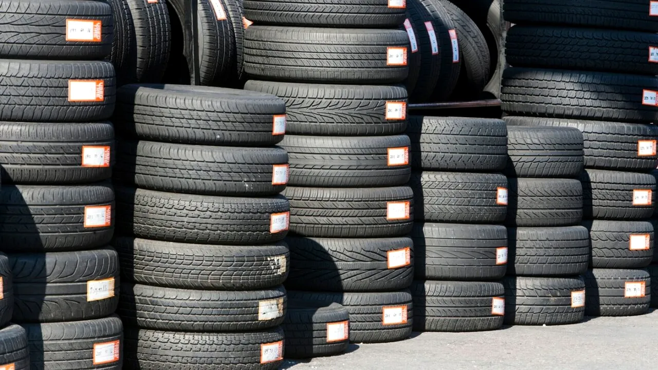 Un TIR plin cu anvelope, plecat din România, a ajuns aproape gol în Germania. Șoferul a aflat cum au acționat hoții, dar nu și când a avut loc furtul