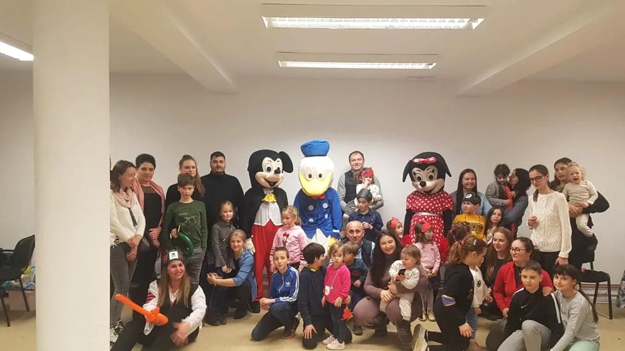 Un număr de 130 de refugiaţi din Ucraina, cazaţi în Vâlcea. După slujbă, localnicele au adus copiilor dulciuri şi icoane