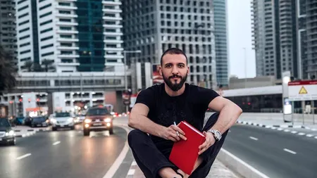 După două luni de la protestul #șîeu, Mandachi postează un videoclip ironic: „Erau zero kilometri de autostradă, acum s-au dublat