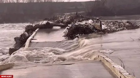 Două poduri au fost rupte de ape în Călăraşi, după ce a fost deschis barajul Mihăileşti