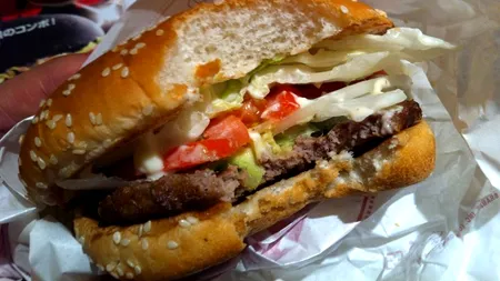 Motivul pentru care Burger King ARUNCĂ milioane de burgeri