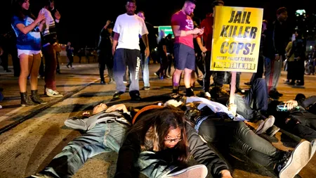 GALERIE FOTO. Ferguson fierbe. „Închisoare pentru polițiștii ucigași!