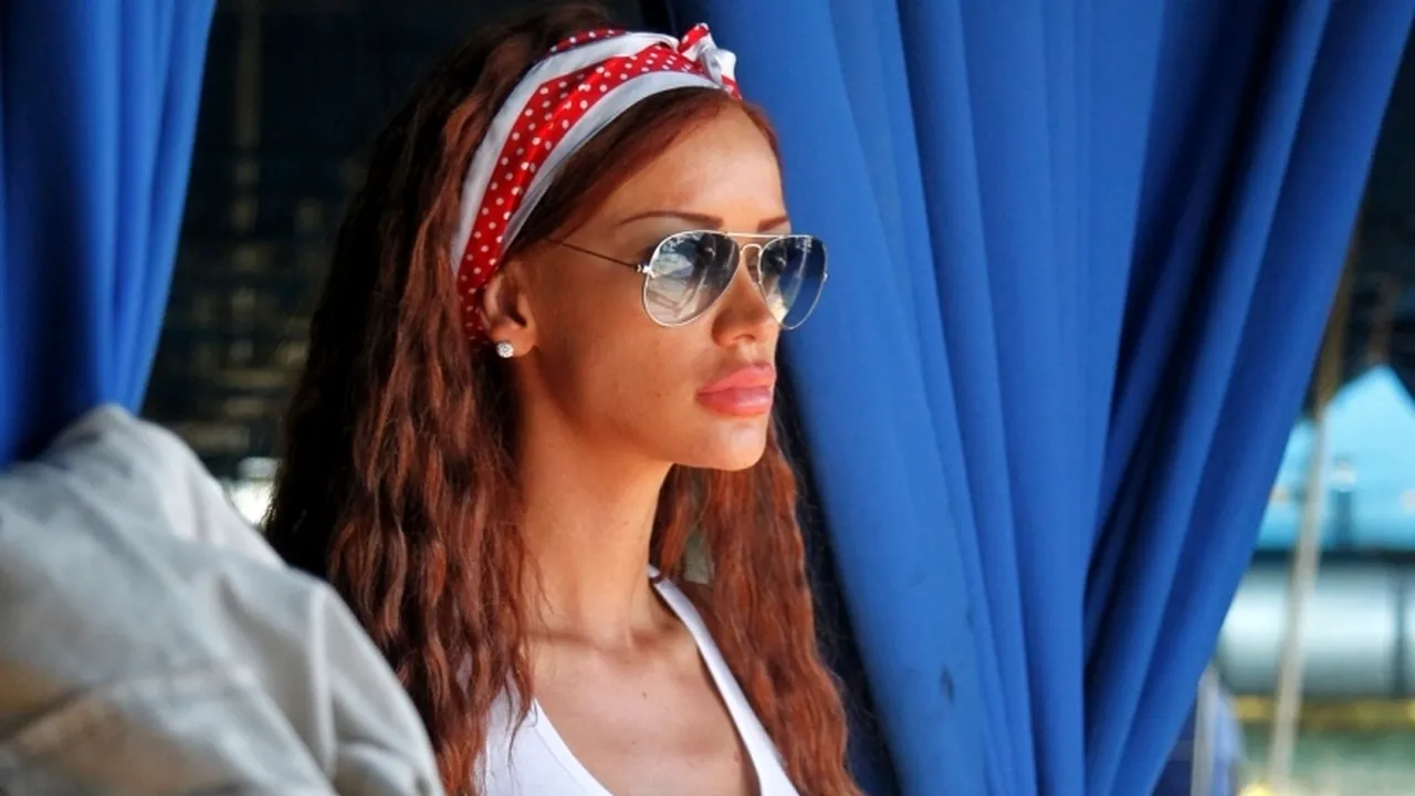 GALERIE FOTO. Bianca Dragușanu - suspendată de un candelabru la emisiunea 