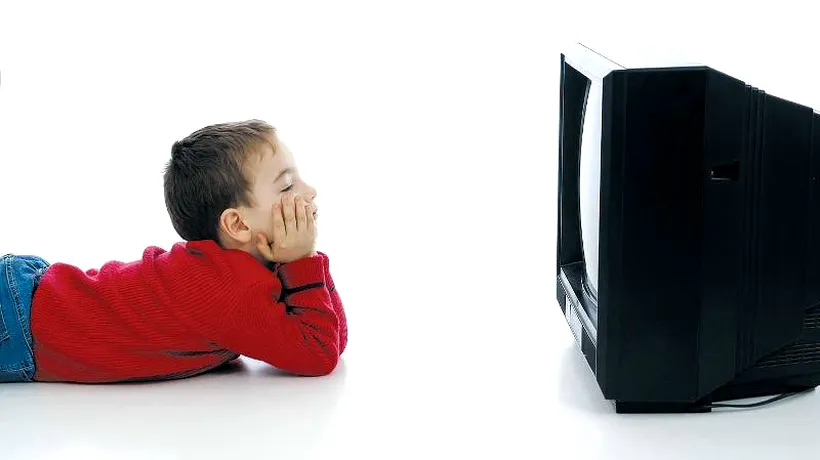 STUDIU. De ce se îngrașă copiii care petrec mai mult de două ore în fața televizorului