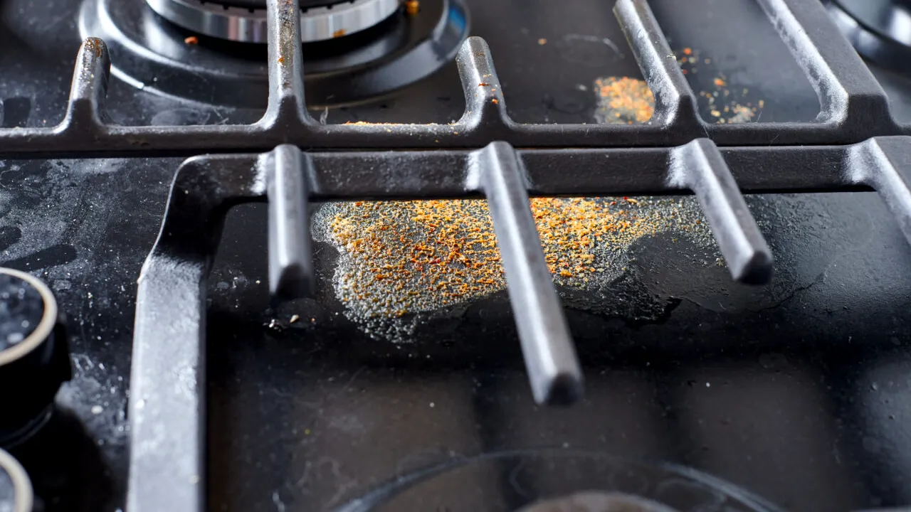 Ingredientul care curăță grăsimea și mâncarea arsă de pe aragaz. TRUCUL care face minuni