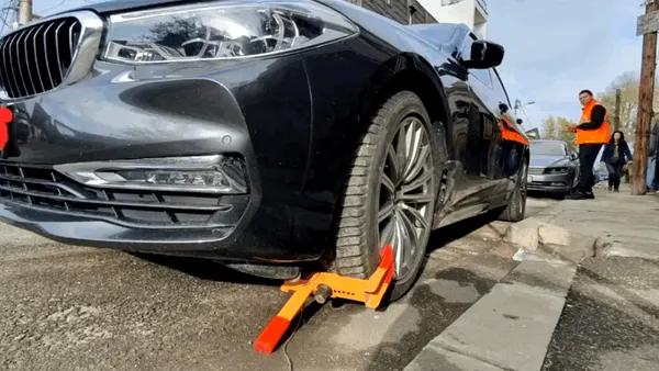 Legalitatea blocării roților mașinilor parcate neregulamentar în București aprinde internetul. Justificată sau abuz?