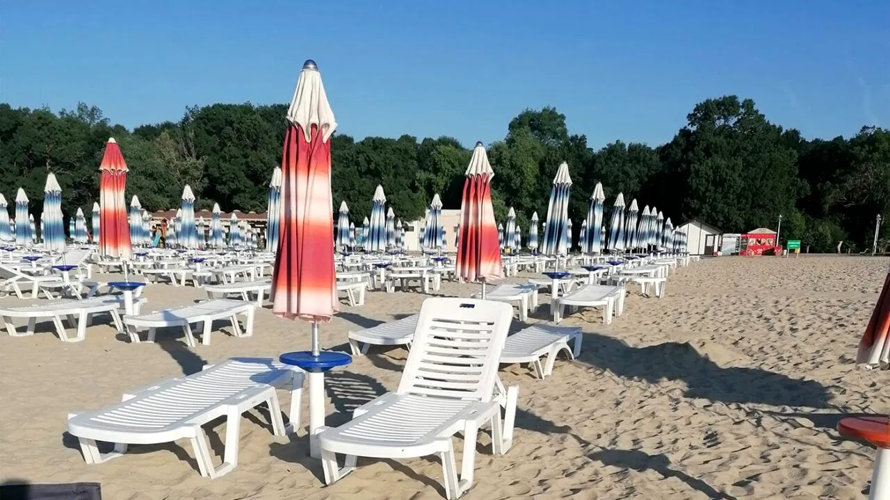 Mai scump ca în Mamaia! Câți lei a dat un cuplu de turiști din România pe 2 șezlonguri și o umbrelă, la Nisipurile de Aur