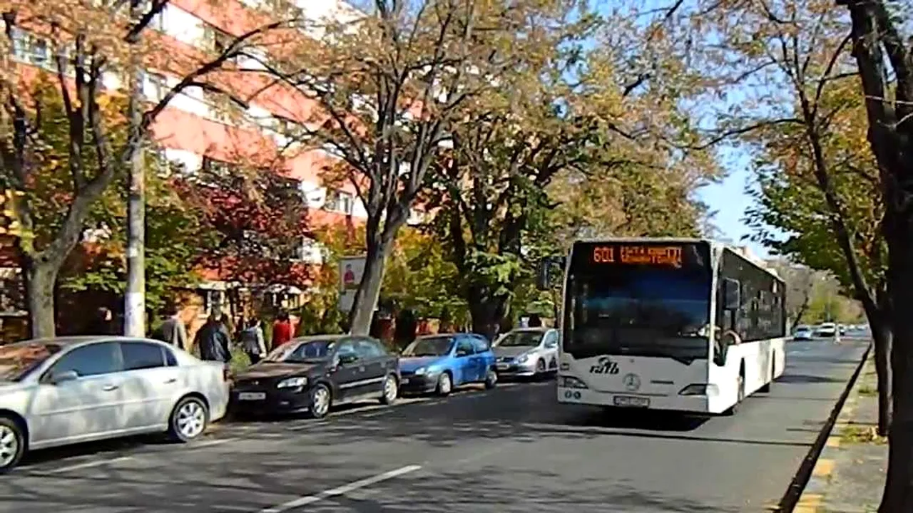 Șase mașini avariate, după ce șoferul unui autobuz RATB a pierdut controlul volanului