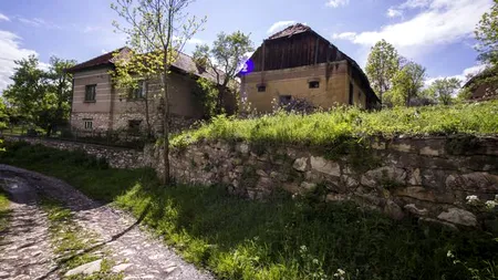 Cel mai ciudat sat din România: are un singur locuitor și un drum de 10 km din marmură