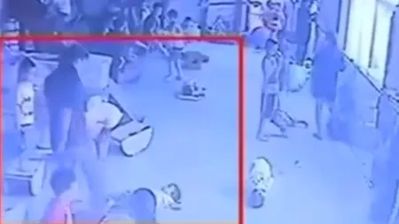 VIDEO. Tratament brutal aplicat de o profesoară din China unei fetițe de 4 ani