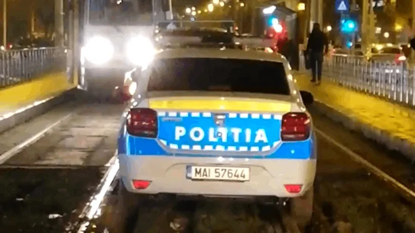 VIRALUL ZILEI: O mașină de Poliție, care circula pe liniile de tramvai, s-a împotmolit în noroi! (VIDEO)