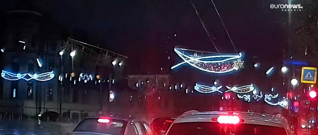 VIDEO | Decorațiuni luminoase de Crăciun, căzute pe o trecere de pietoni din zona Tineretului. Reacția Primăriei Sectorului 4 după incident