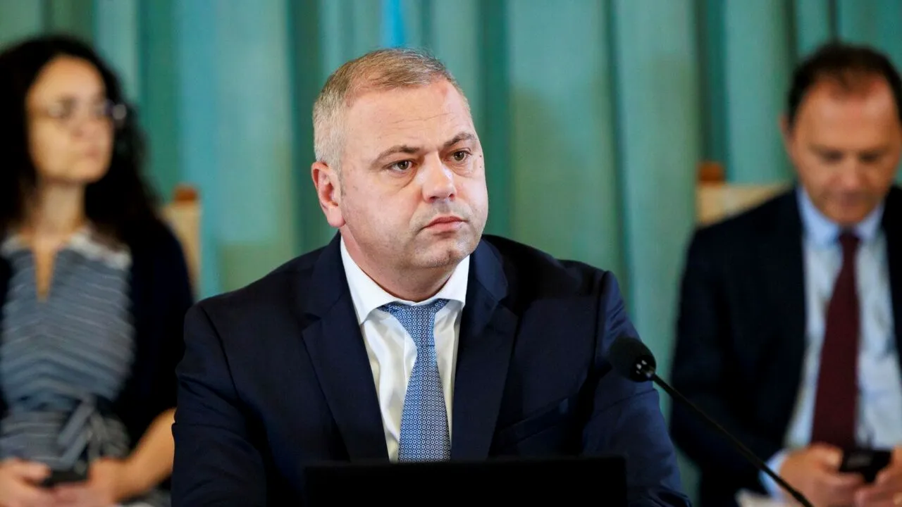 Ministrul Agriculturii, Florin Barbu, semnează un document, la Varșovia, pentru menținerea interdicției importurilor pentru cerealele din Ucraina