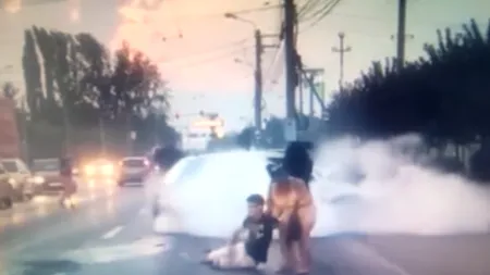 A vrut să sperie un grup de prostituate din Timișoara, dar și-a făcut mașina praf. Femeile au sărit să acorde primul ajutor. VIDEO