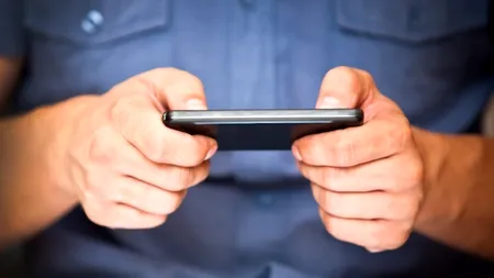 Cei care obișnuiesc să comunice frecvent prin sms, predispuși la comportament rasist și superficial