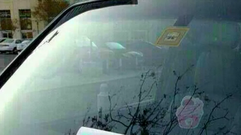 Mesajul lăsat pe parbriz de un cetățean nemulțumit de cum a parcat un șofer