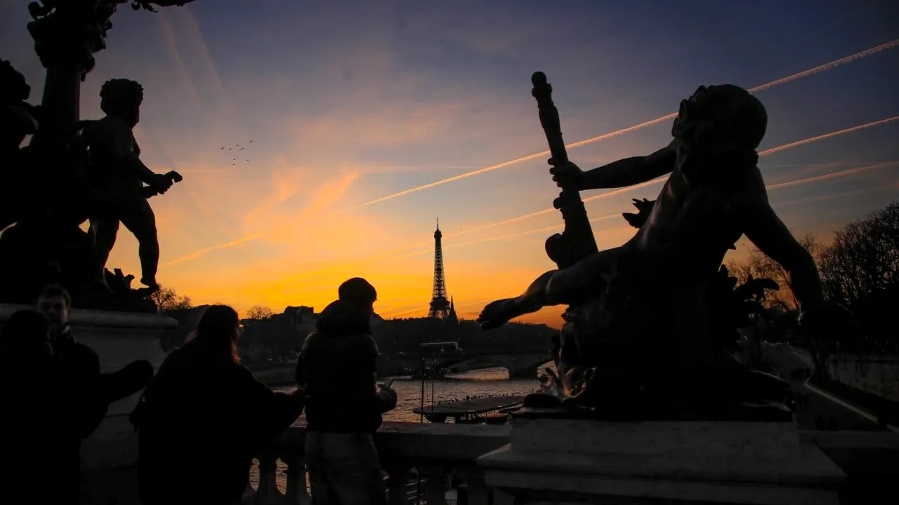 O reclamă controversată a produs panică pe rețelele de socializare: Ar ilustra un atac terorist de tip 9/11 la PARIS