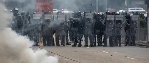 Poliția din Hong Kong a folosit muniție de război. Un protestatar ar fi fost împușcat în piept / Reacția britanicilor