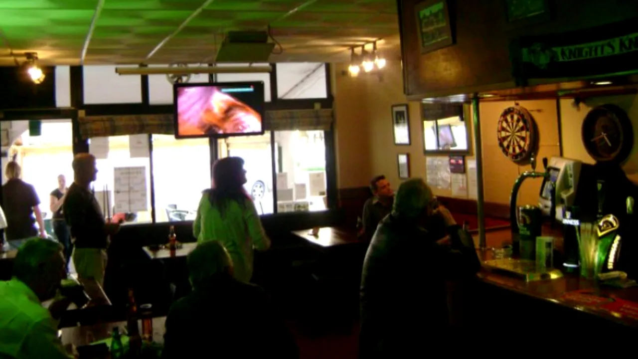 Motivul incredibil pentru care 30 de englezi au fost arestați într-un bar. 