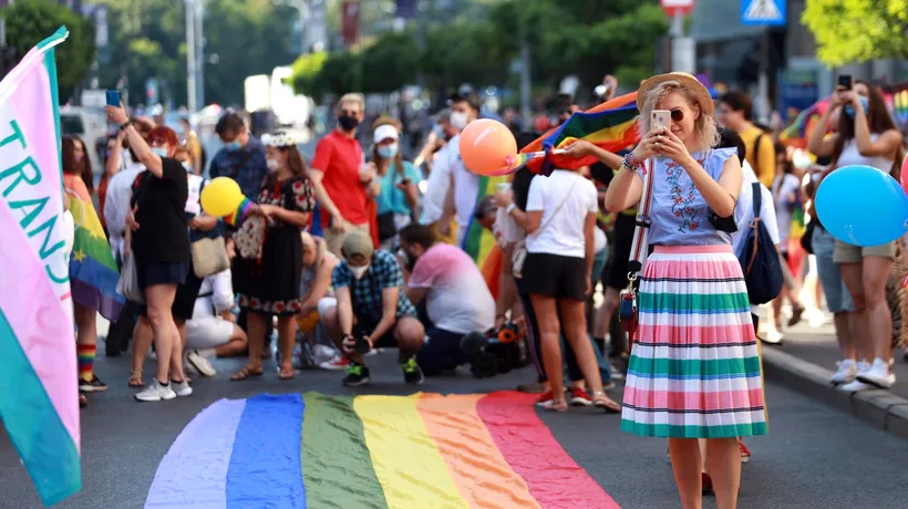 Organizatorul Bucharest Pride 2021, amendat cu 7.000 de lei. Au participat mii de oameni, deși legea permite 500
