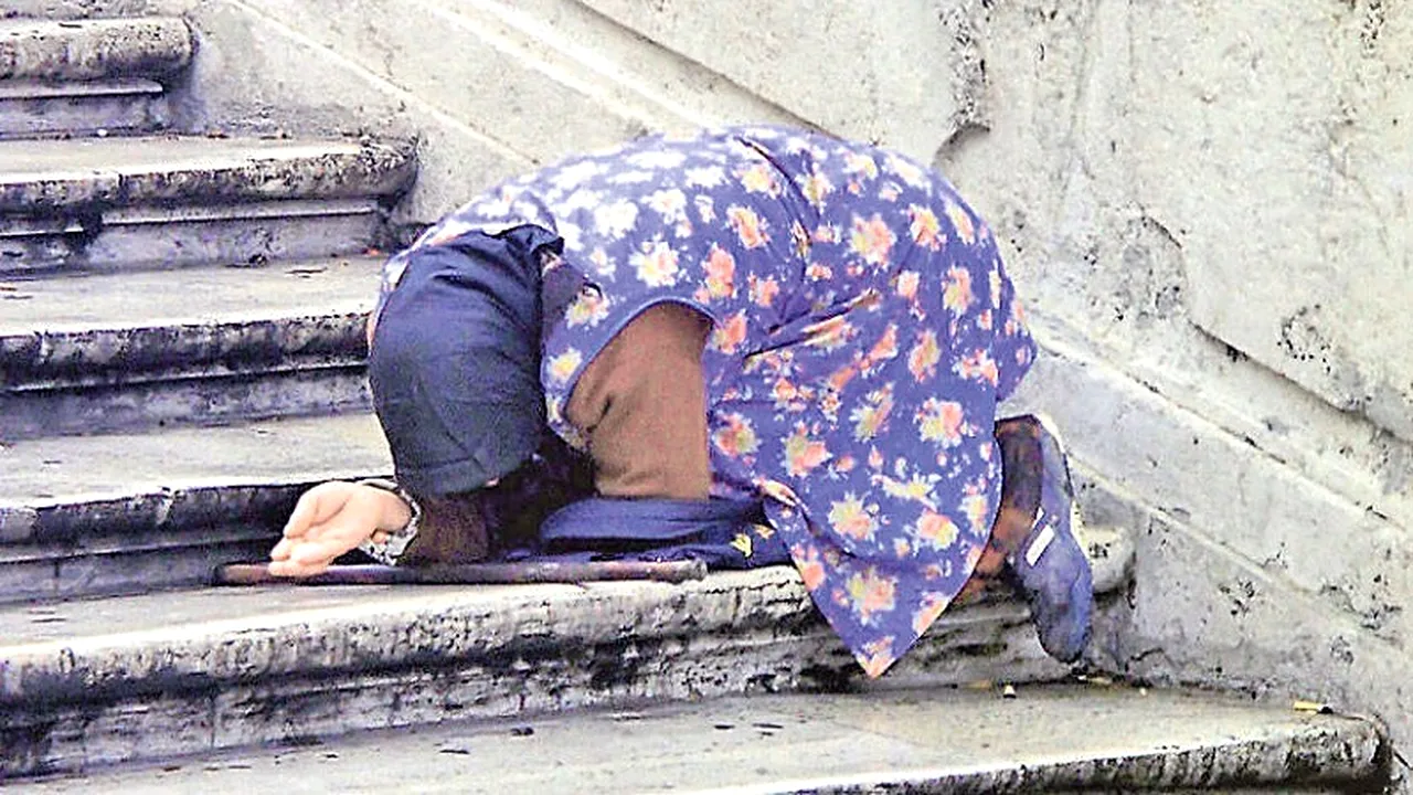 Ce a pățit o cerșetoare din România în capitala Suediei. Femeia tocmai își începuse „tura de seară