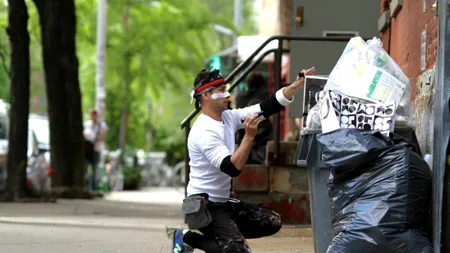 Uită-te în coșul tău de gunoi. Vezi opera de artă din el?