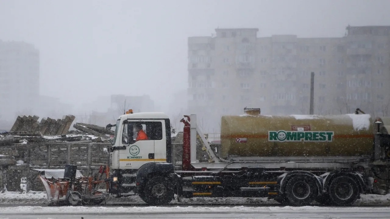Primăria București a scos pe străzi 60 de utilaje care împrăștie material antiderapant