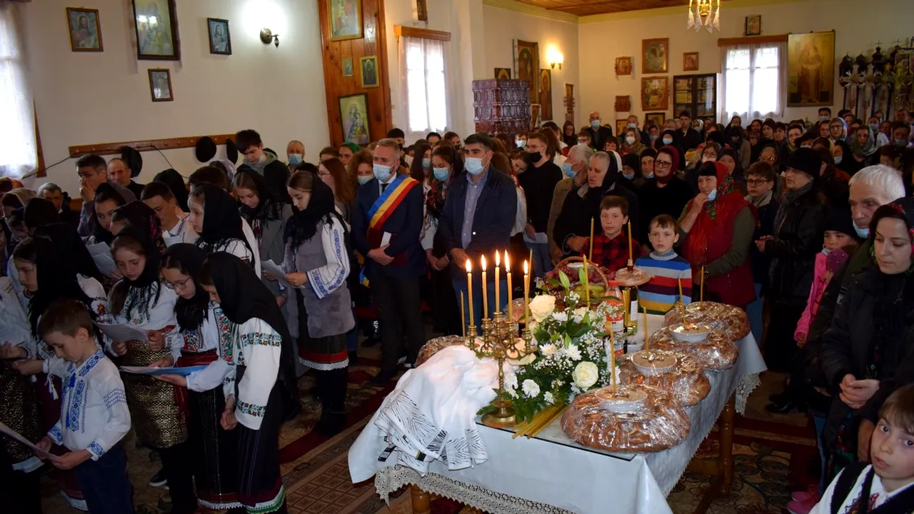 Slujbă cu 100 de credincioși, întreruptă de polițiști. Șase preoți, amendați!