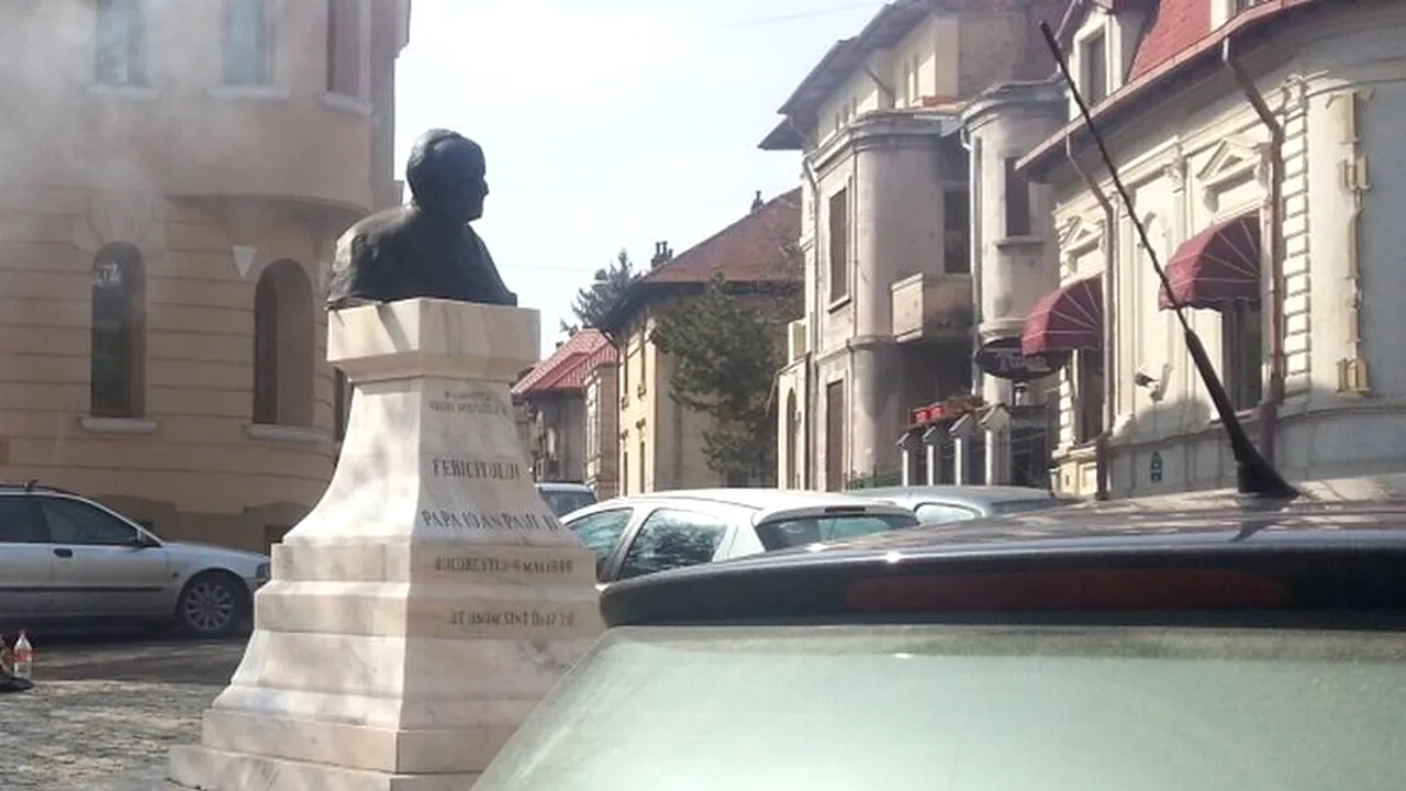 Detaliul din stânga jos din FOTOGRAFIE face de râs întreaga ROMÂNIE! În centrul BUCUREȘTIULUI, lângă statuia lui Papa Ioan Paul al II-lea!