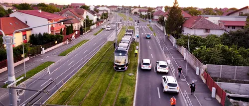 O bătrână a rămas fără brațul stâng după ce a FORȚAT ușile tramvaiului în care se afla, pentru a coborî între stații, dar a alunecat și a căzut sub el