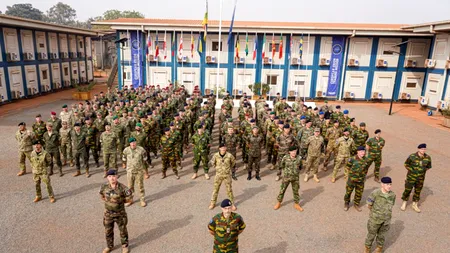 Muzică și dans pentru generalii români aflați la conducerea misiunii EUTM RCA, din Africa