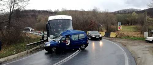 Un autoturism s-a ciocnit cu un autocar în care erau 40 de persoane în județul Sibiu
