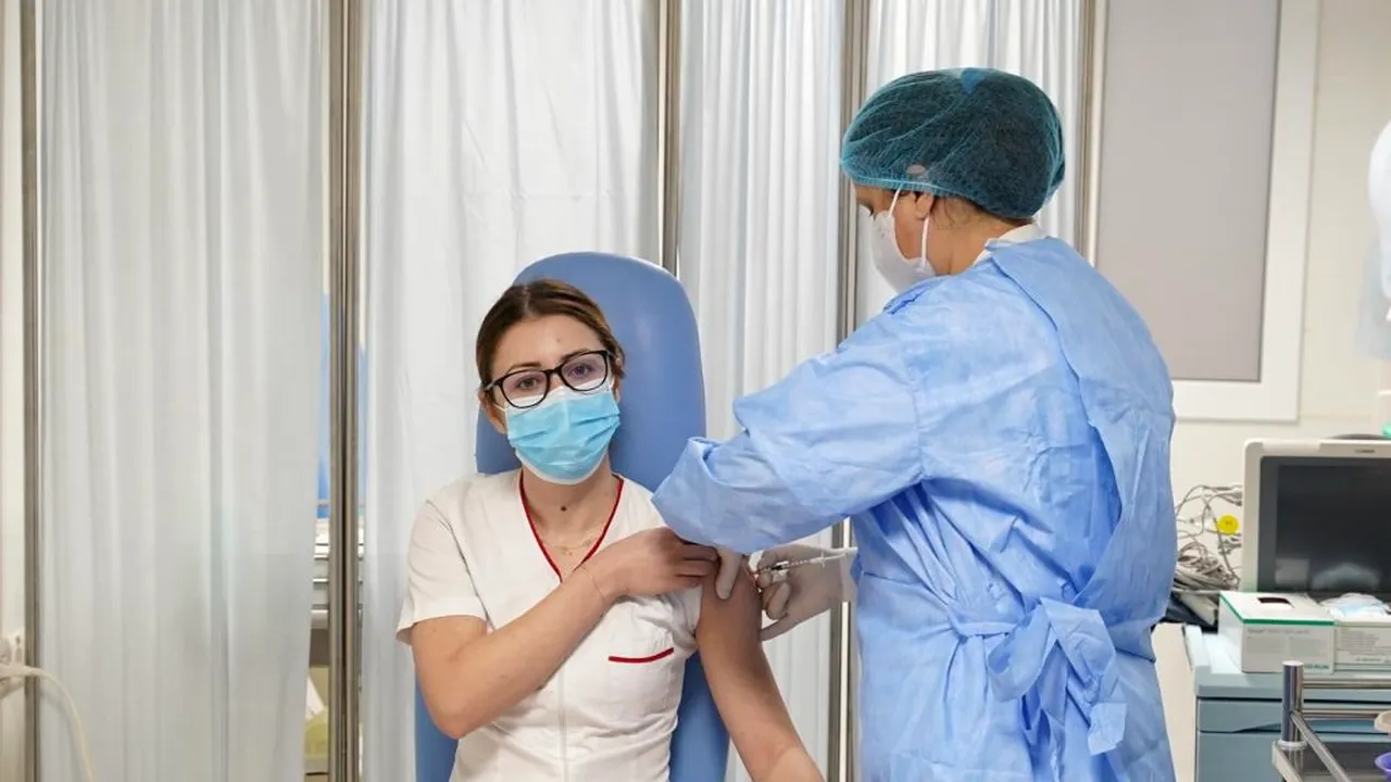 A început vaccinarea în România! A fost vaccinat primul român împotriva Covid-19. Mesajul primei asistente vaccinate: „Le transmit românilor să deschidă bine ochii și să vină să se vaccineze”- FOTO