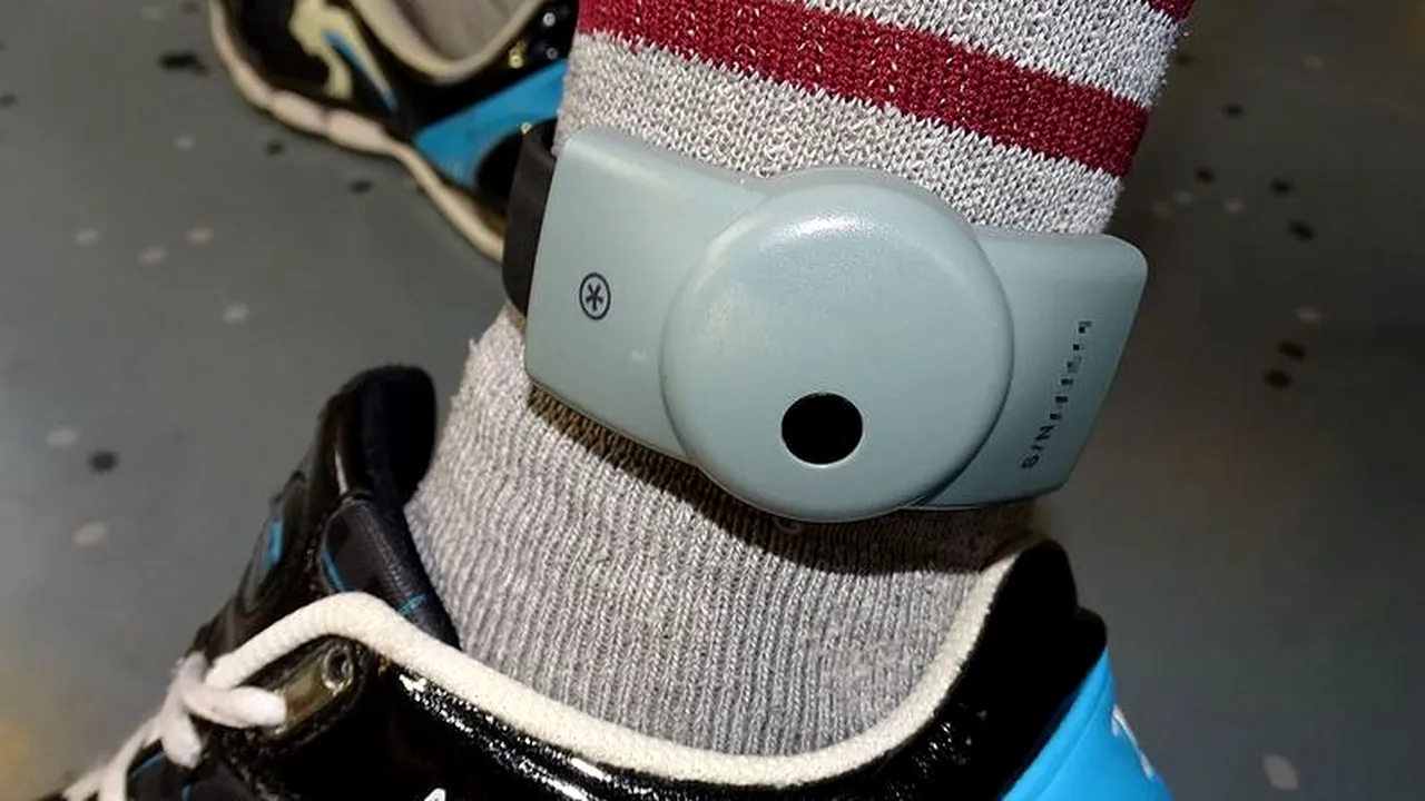 MAI schimbă legislația AGRESORILOR monitorizați cu brățări electronice/Modificările vor fi făcute etapizat