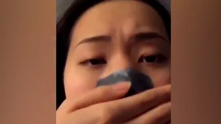 O tânără din Canada a băgat un întreg instrument muzical în gură. Făcea cele mai ciudate sunete în timp ce respira - VIDEO