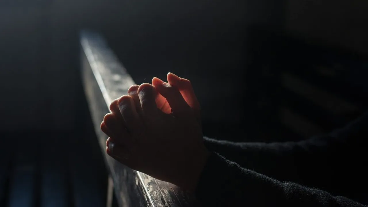 Un băiat de 17 ani a încercat să violeze o bătrână de 66 de ani, într-o biserică din Capitală