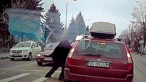 Doi șoferi s-au luat la bătaie în Râmnicu Vâlcea, după o șicanare în trafic! Unul dintre ei ar fi angajat al Curții de Conturi (VIDEO)