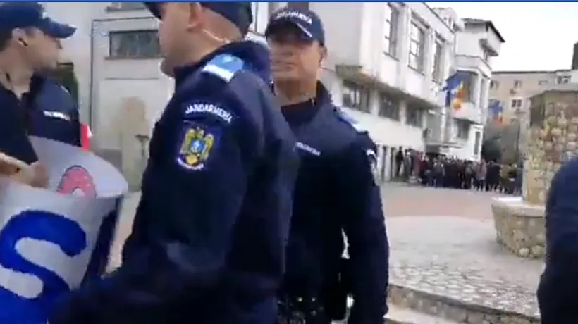 Protestatarii care îl așteptau pe Dragnea la Topoloveni, ridicați de jandarmi. „Ce-am făcut? Lăsați-mă în pace! - VIDEO / Explicația Jandarmeriei