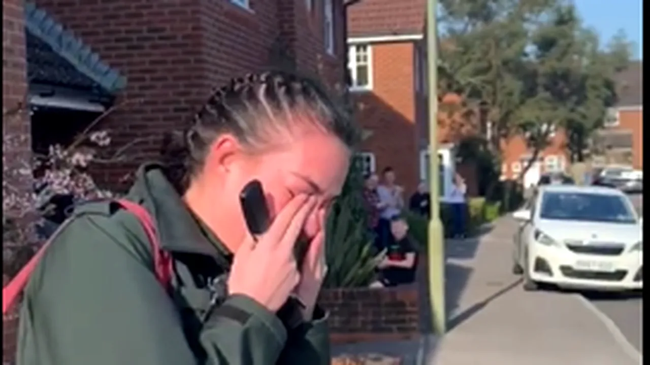 O ASISTENTĂ MEDICALĂ este coplesită de emoții. Vecinii au aplaudat-o în drum spre locul de muncă