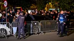 Peste 200 de susținători ai lui Călin Georgescu încă scandează în fața arestului central. „Arestați-ne pe toți!”. Ce mesaje continuă să se audă din mulțime