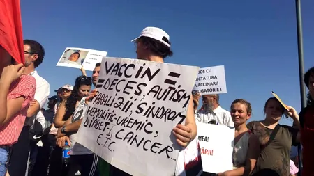 Protest antivaccinare în București. Zeci de persoane s-au strâns în Parcul Izvor. FOTO