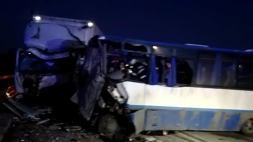 Accident grav în Bistrița după ce șoferul unui camion a intrat pe contrasens într-un autobuz: O persoană decedată și alte 8 rănite în urma coliziunii