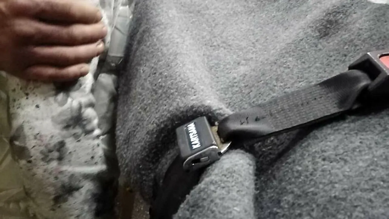 O fată de 12 ani, aflată în grija Protecției Copilului, s-a aruncat de la etajul 4 al unui bloc din Olt. „Unde erau responsabilii? Stăteau la țigară?